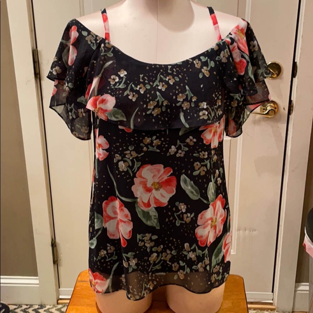 Cabi navy/pink cold shoulder top